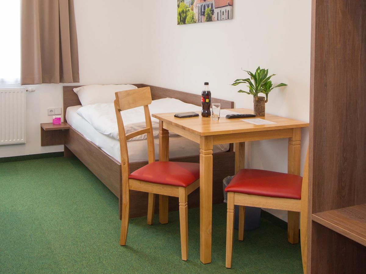 Winbudget "Bed&Breakfast" Wiener Neustadt Ngoại thất bức ảnh